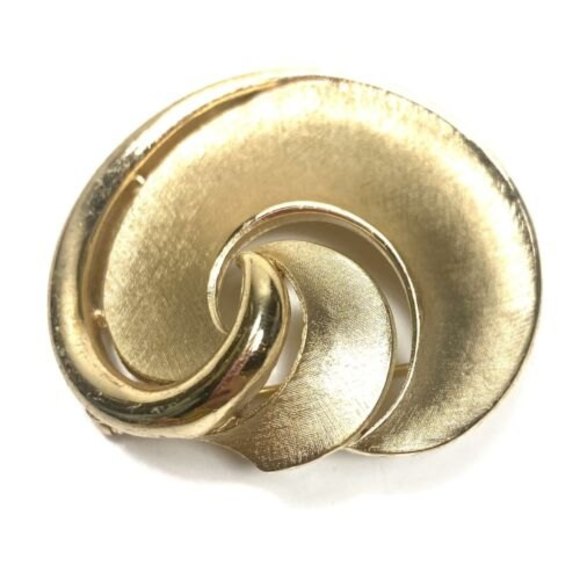 Vintage Crown Trifari Brooch And Earrings Gold Brushed Swirls  Matching Set - Picture 6 of 8